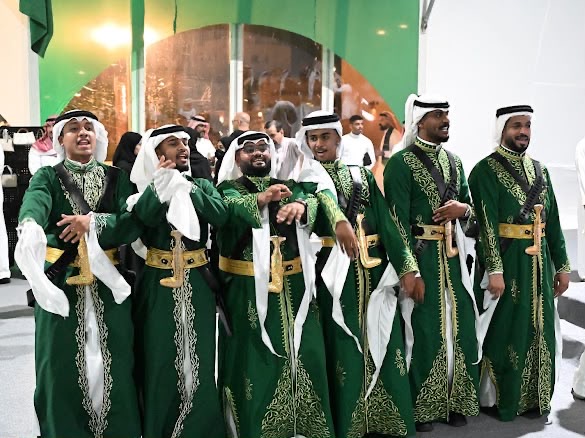 اليوم الوطني يجمع الفنانين والأطفال في «الرامس»