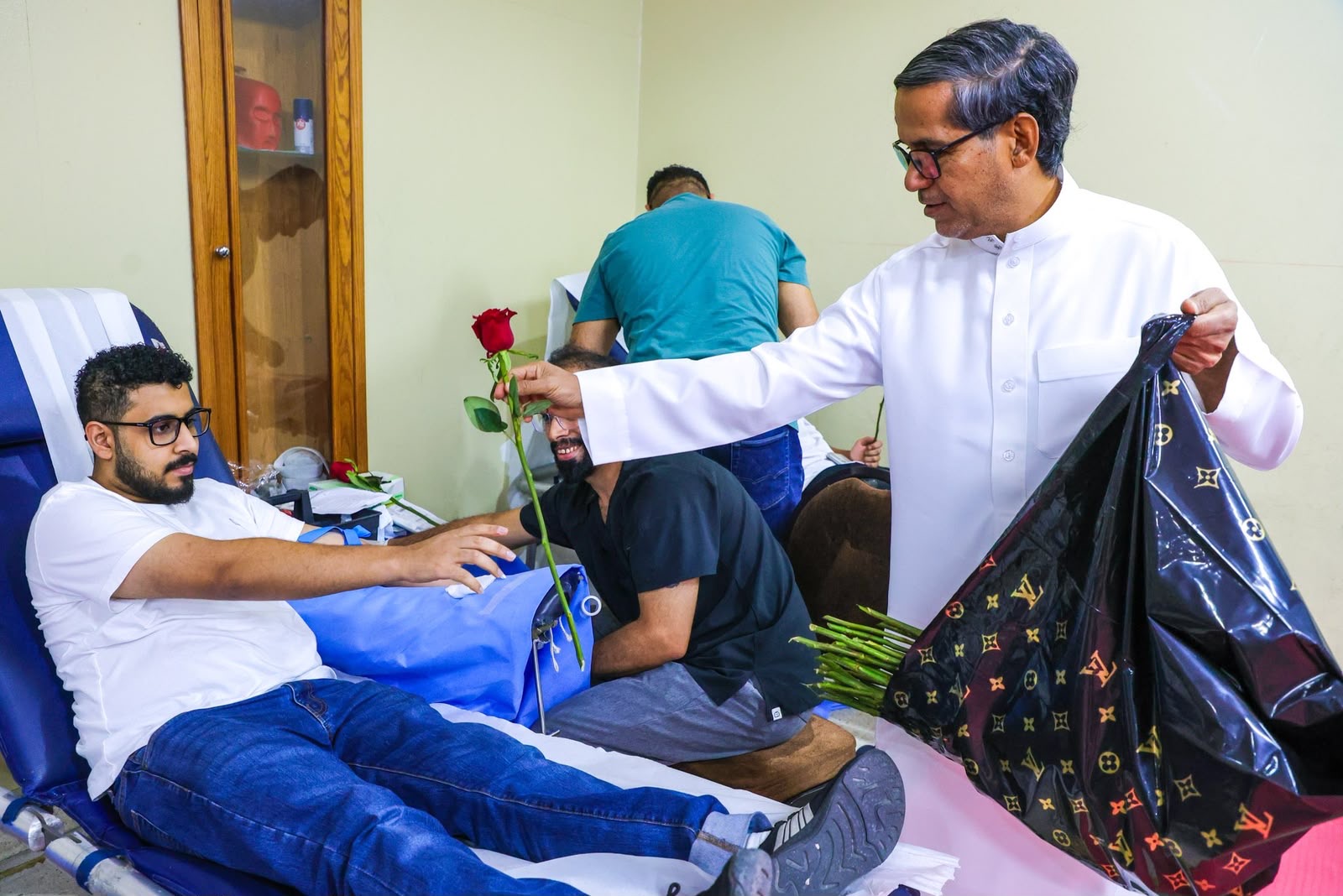 المهندس احمد خريدة يكرم فريق العمـل .. 324 متبرعاً في حملة 