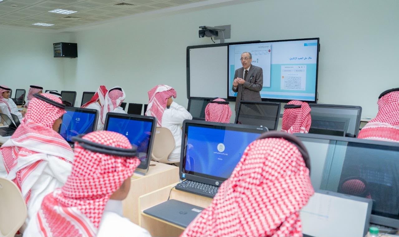 مركز الجامعة السعودية الإلكترونية التعليمي بمنطقة حائل ينظم برنامجًا للتمكين التقني