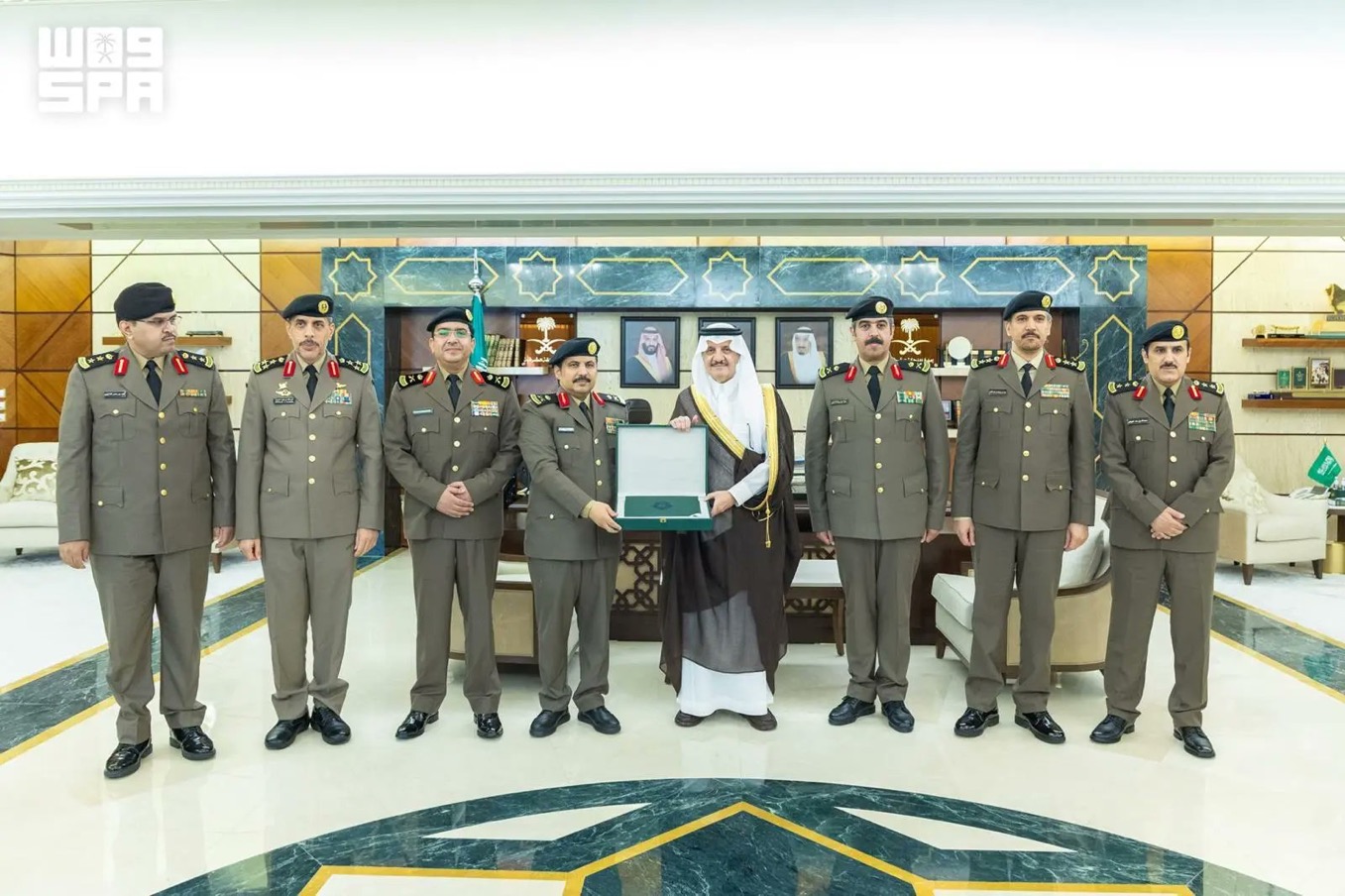 أمير المنطقة الشرقية يستقبل مدير شرطة المنطقة
