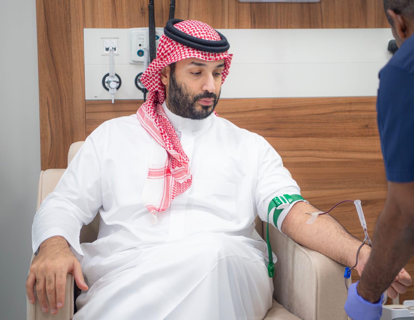 سمو ولي العهد يتبرع بالدم ويطلق الحملة الوطنية السنوية للتبرع بالدّم لعام 2026 في بادرة وطنية إنسانية