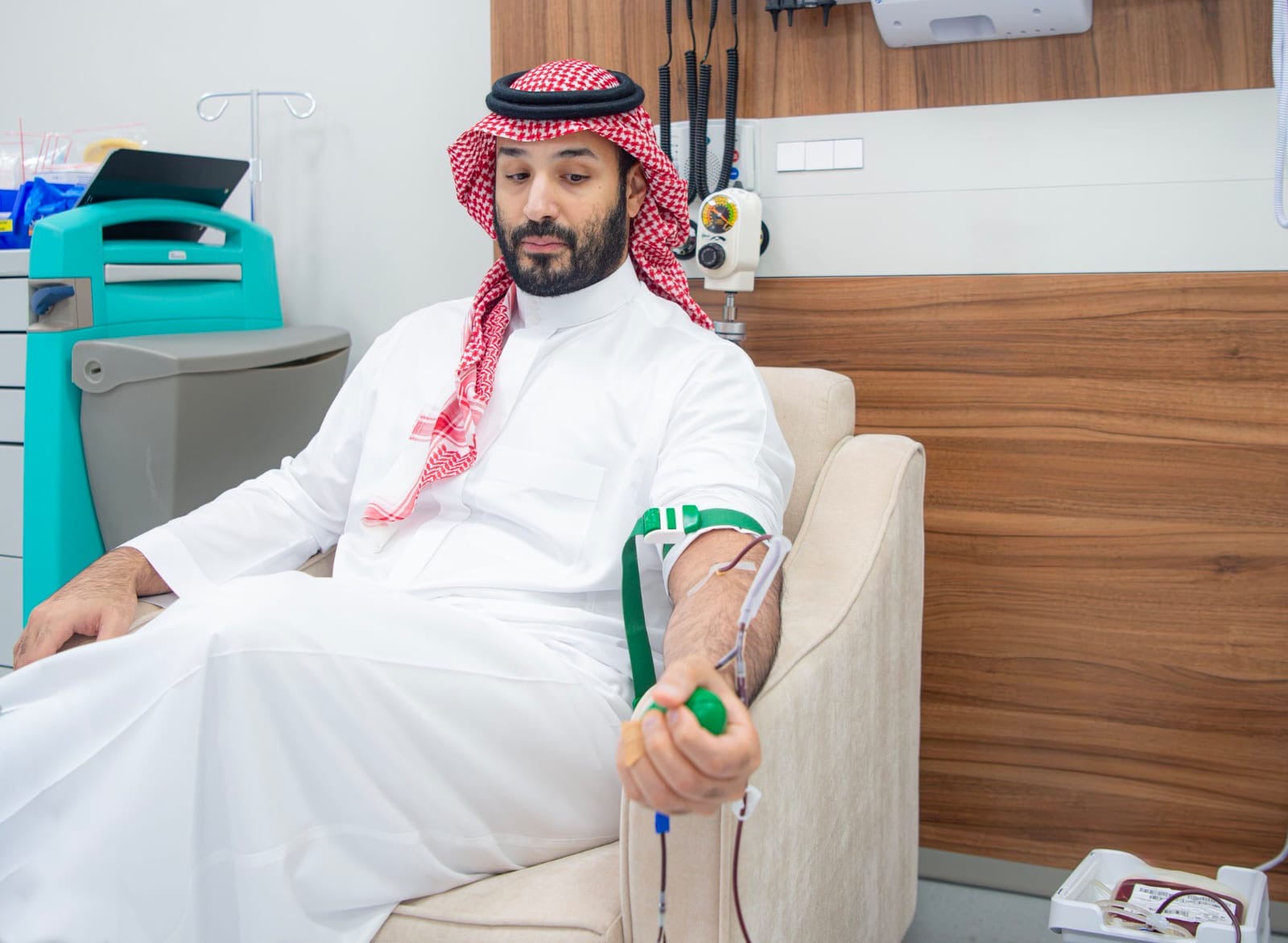 سمو ولي العهد يتبرع بالدم ويطلق الحملة الوطنية السنوية للتبرع بالدّم لعام 2026 في بادرة وطنية إنسانية
