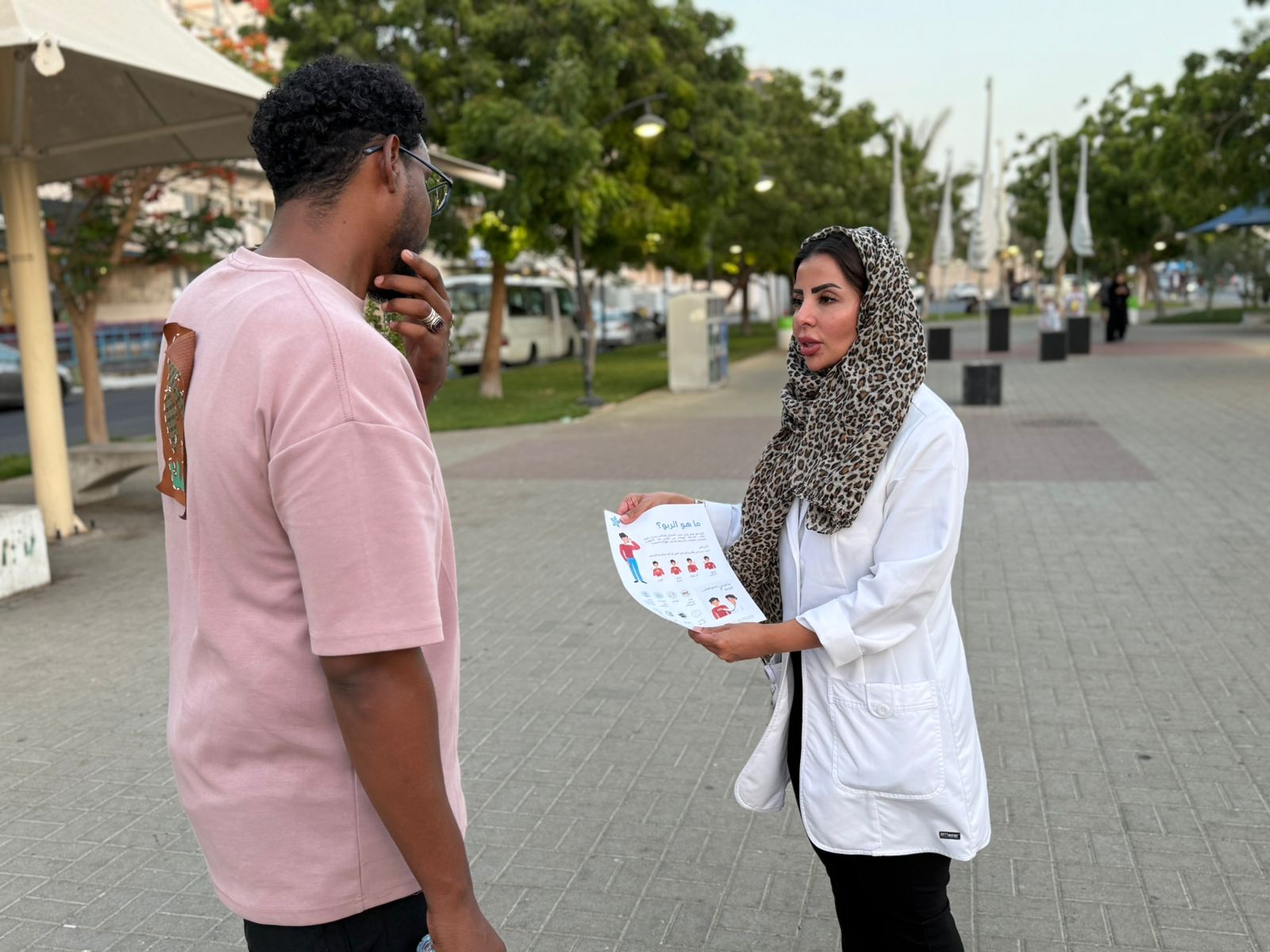 مستشفى الملك فهد بجدة يقود حملة شاملة لتعزيز التوعية الصحية بالعروس 