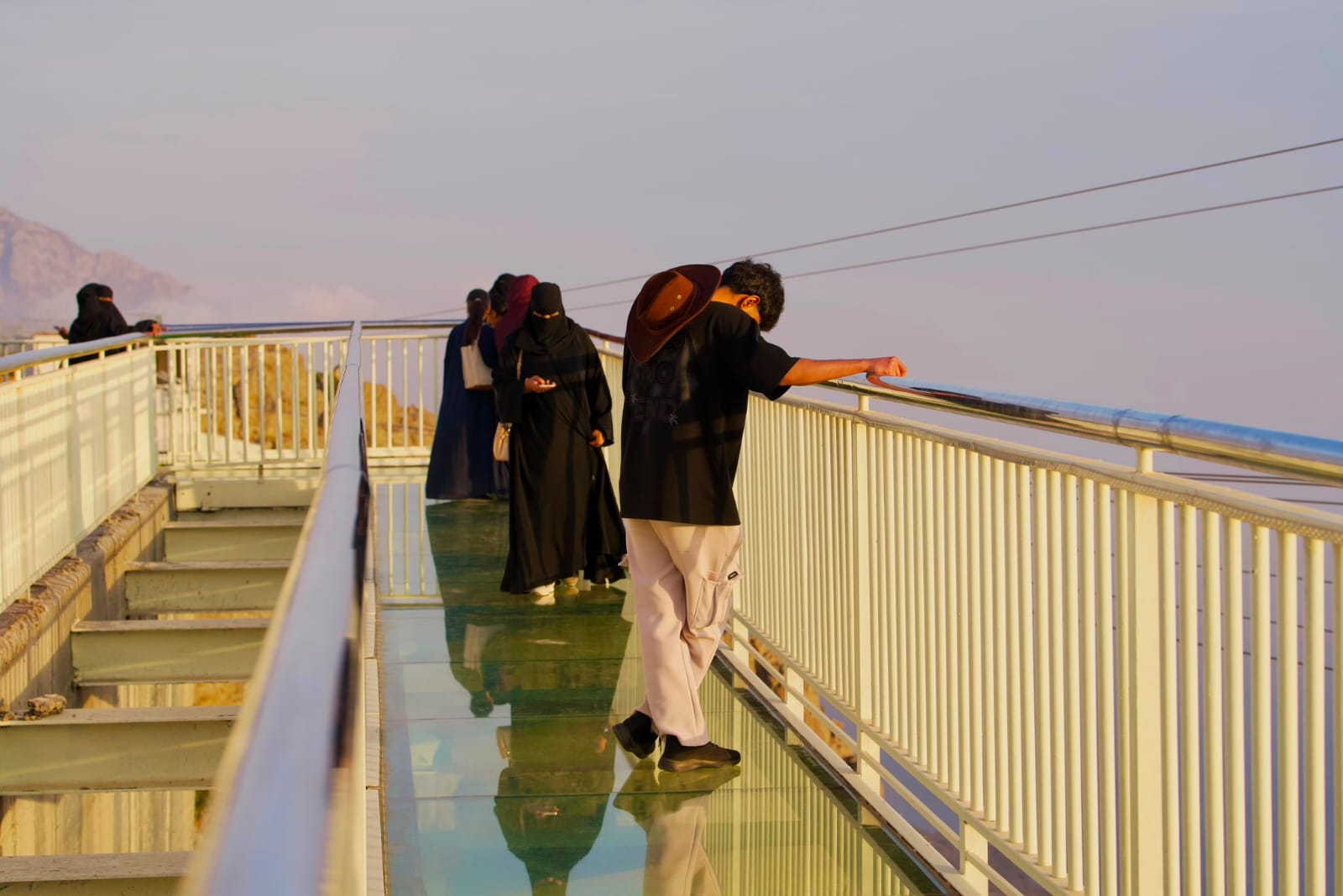 الجسر الزجاجي.. أيقونة سياحية في الباحة