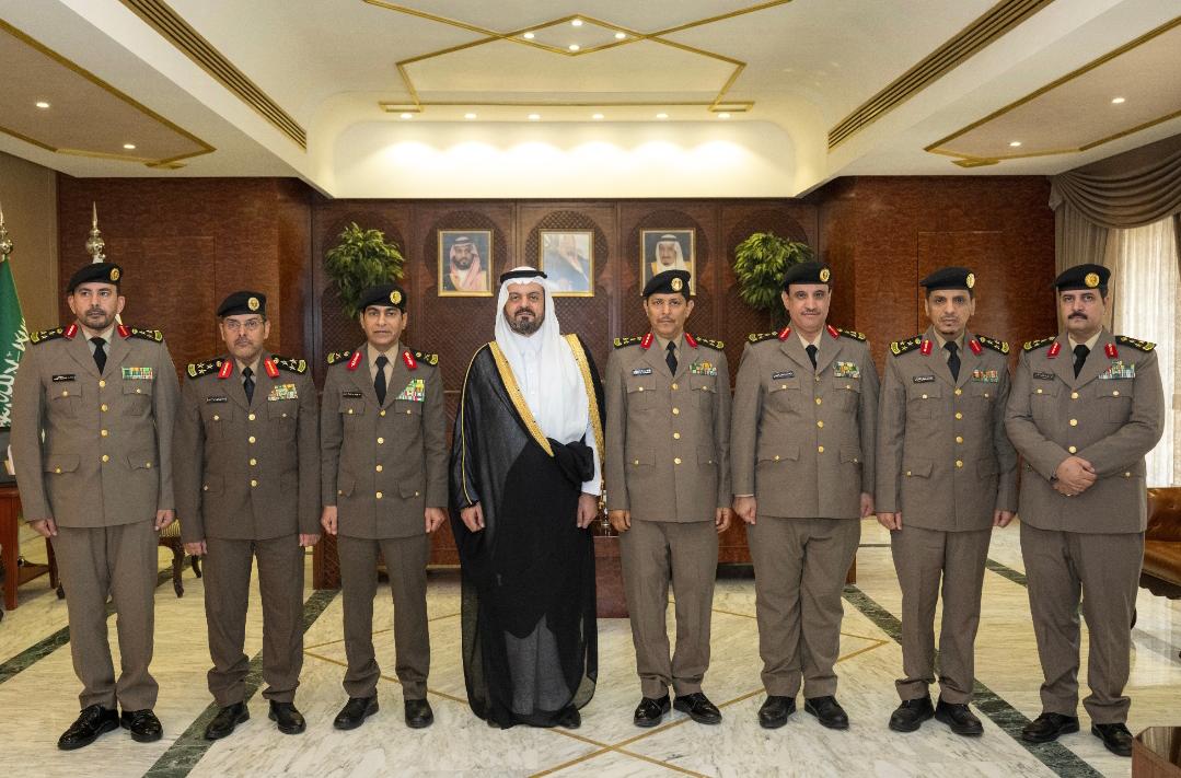 نائب أمير مكة يقلد عددًا من القيادات الأمنية رتبهم الجديدة