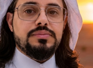 نجومُ الليلِ تغيب... والصباحُ يتنفّس أملاً 
